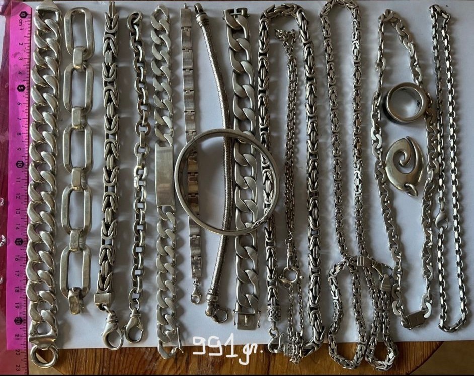 Silberketten und Armbänder